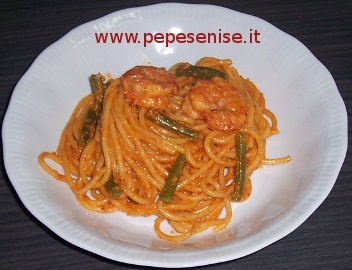 SPAGHETTI CON PESTO DI POMODORI SECCHI, FAGIOLINI E GAMBERI